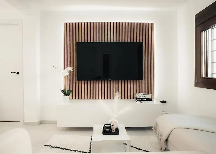 Modern Andalusian House One Minute From The * フエンヒロラ