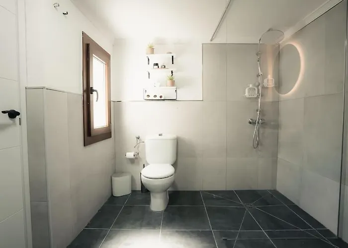 Modern Andalusian House One Minute From The アパート フエンヒロラ